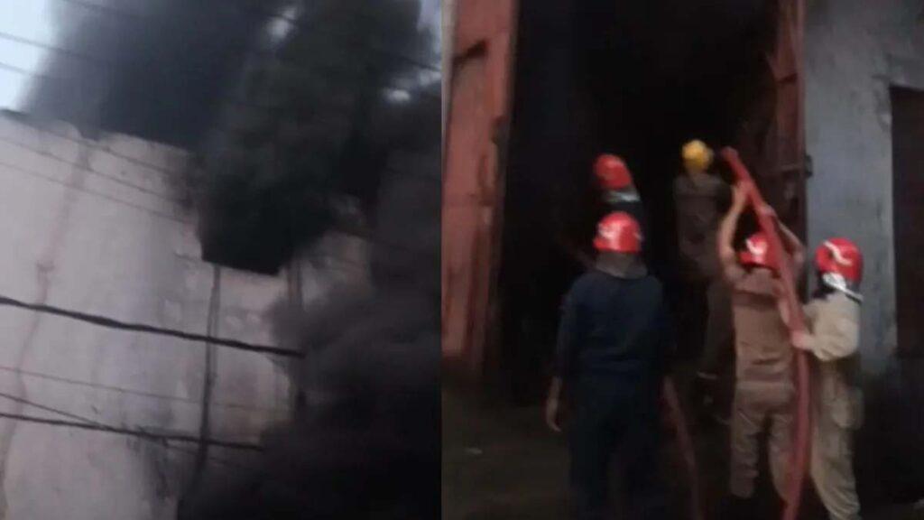 दिल्लीः फैक्ट्री में आग लगने से हुआ जोरदार धमाका, इमारत गिरी