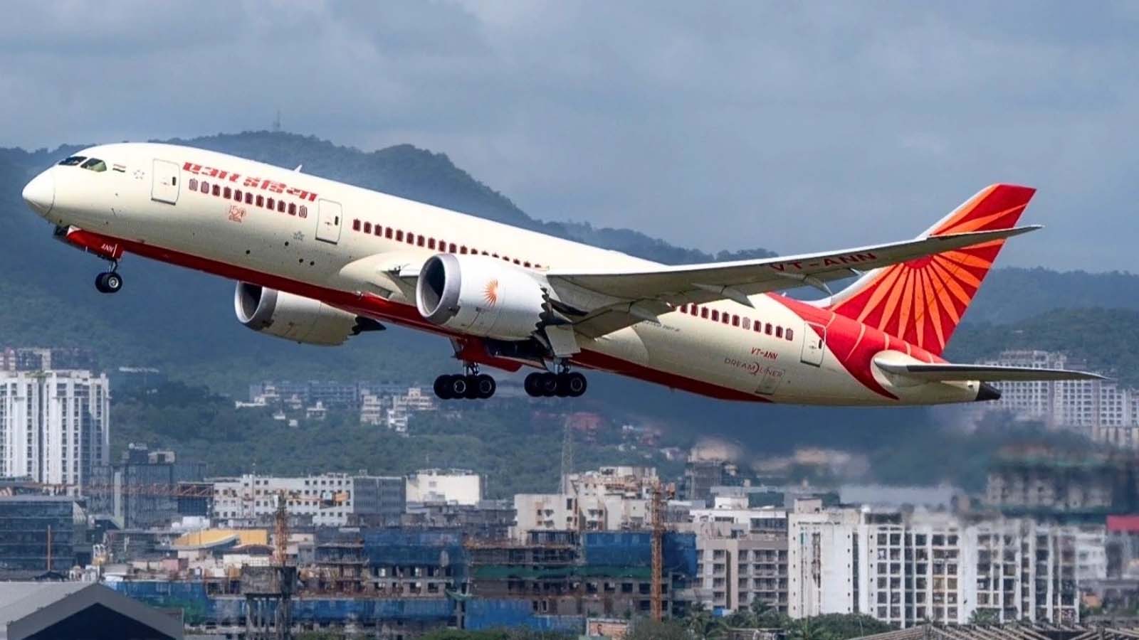 लंदन से मुंबई आ रही Air India फ्लाइट, अचानक यात्री और केबिन क्रू मेंबर्स बीमार पड़े, मचा हड़कंप