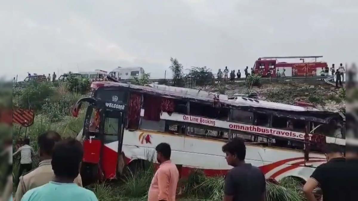 बड़ा हादसा: डबल डेकर बस एक्सप्रेसवे से नीचे गिरी, 2 की मौत, 50 लोग घायल
