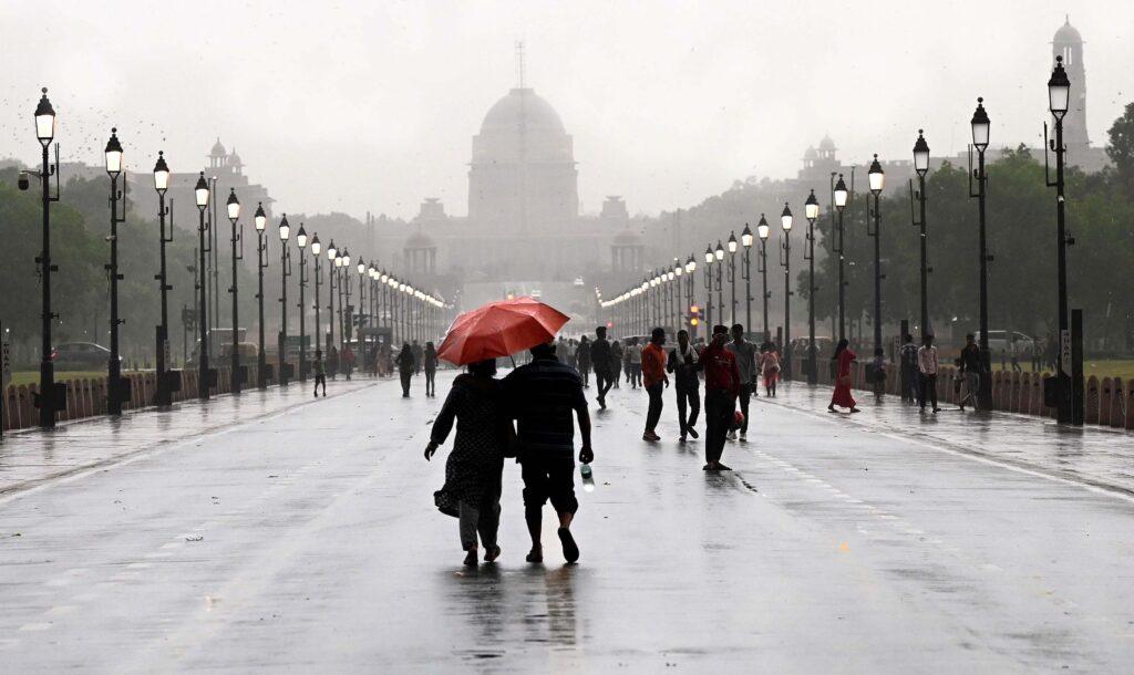 राजधानी में तेज हवा और बारिश से बदला मौसम का मिजाज, IMD ने जारी…