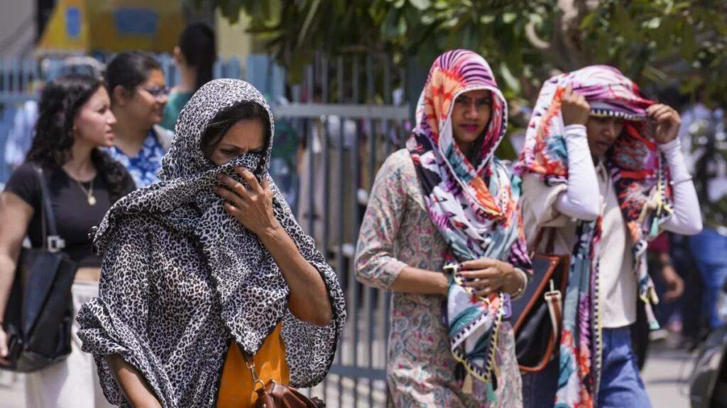 दिल्ली में गर्मी का कहर जारी! चलेंगी तेज धूल भरी हवाएं,  इन राज्यों में भारी बारिश की संभावना