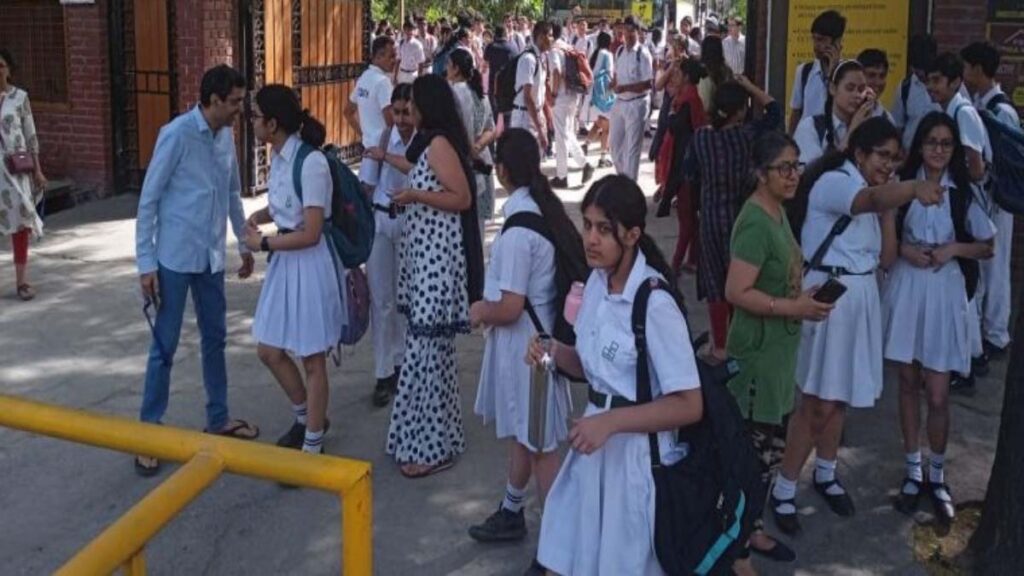 दिल्ली के कई स्कूलों को बम की धमकी