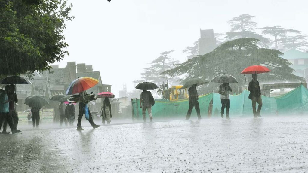Weather Update : हिमाचल में भारी बारिश का कहर, 207 सड़कें बंद, कई जिलों में येलो अलर्ट
