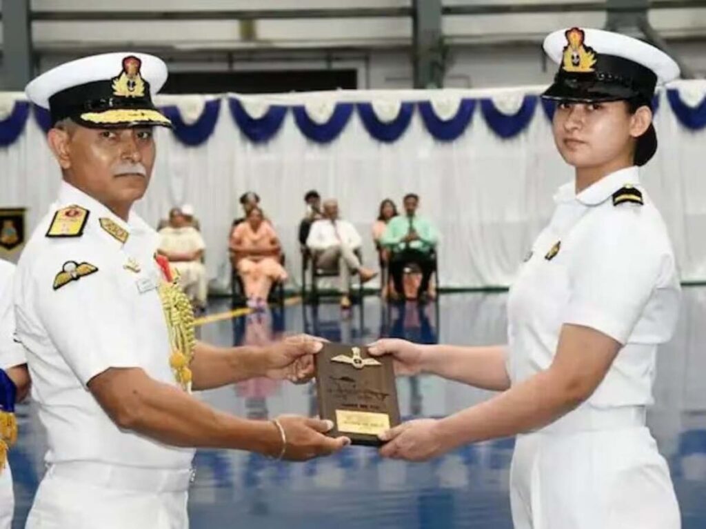 Indian Navy में पहली महिला फाइटर पायलट बनीं सब लेफ्टिनेंट आस्था पूनिया
