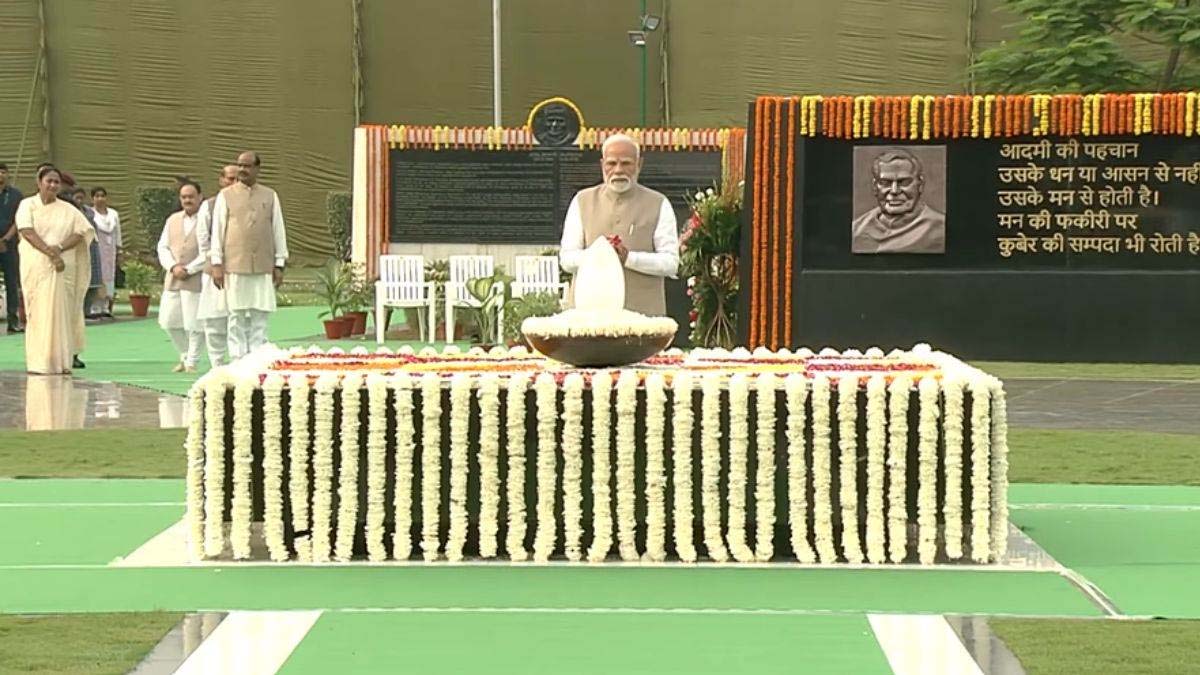 आज पूर्व प्रधानमंत्री वाजपेयी की पुण्यतिथि, सदैव अटल पहुंच PM मोदी ने किया पुष्पांजलि अर्पित