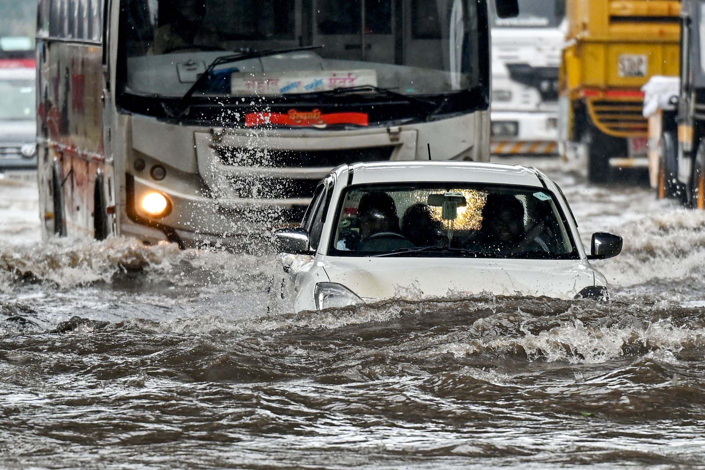 Mumbai Rains: मुंबई में आसमान से बरस रही आफत, स्कूल-कॉलेज बंद…