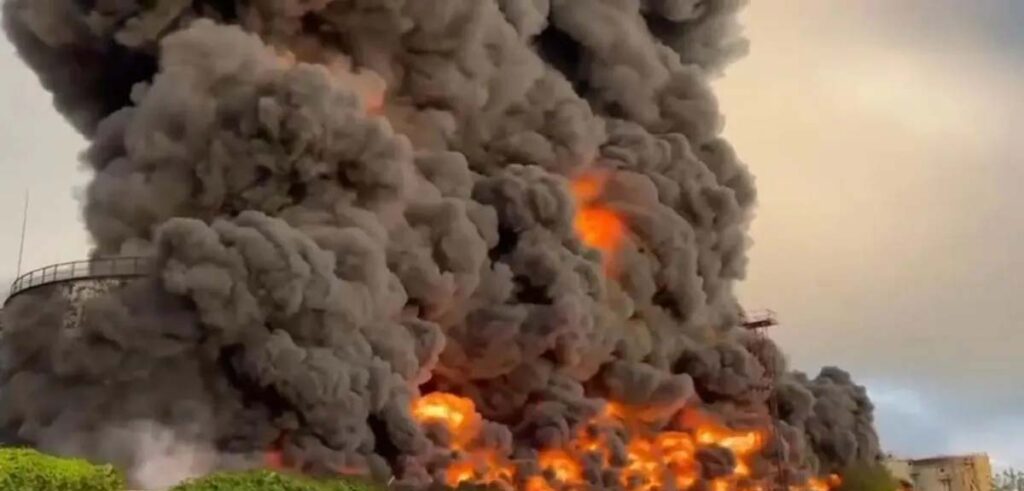 यूक्रेन ने रूस पर किया एक और भीषण ड्रोन हमला, तेल डिपो में लगी भयानक आग