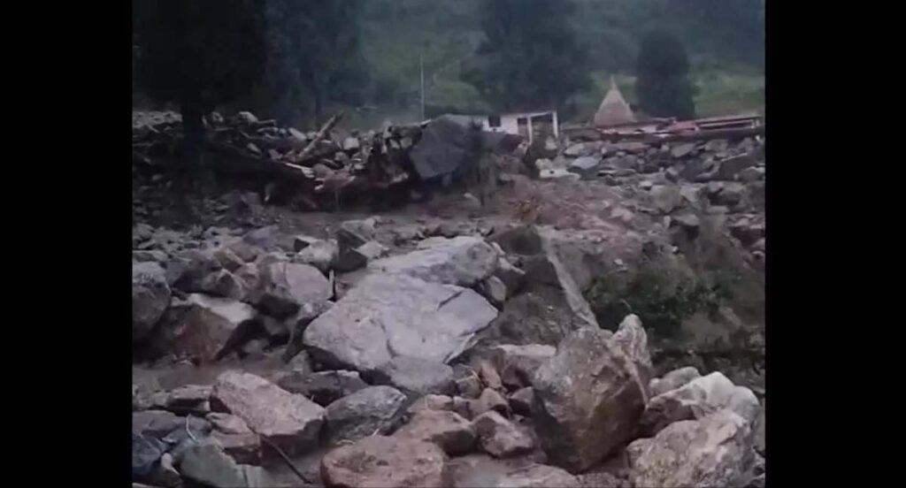 उत्तराखंड में फिर फटा बादल, घरों में घुसा पहाड़ से आया मलबा, चमोली में रास्ते बंद