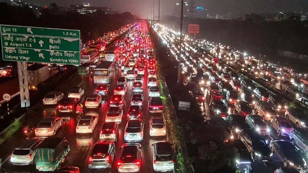 गुरुग्राम में भारी बारिश से रोड बनी तालाब! आधी रात के बाद भी सड़कों पर ट्रैफिक जाम में फंसे रहे लोग