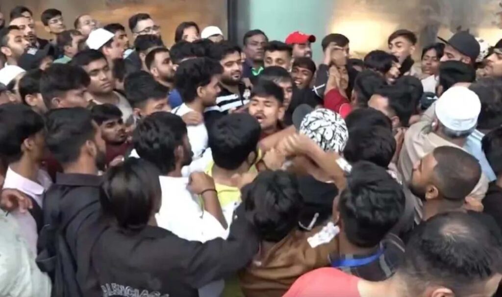 iPhone 17 सीरीज लॉन्च: मुंबई में iPhone 17 के चक्कर में जमकर हुई हाथापाई, बुलानी पड़ी पुलिस