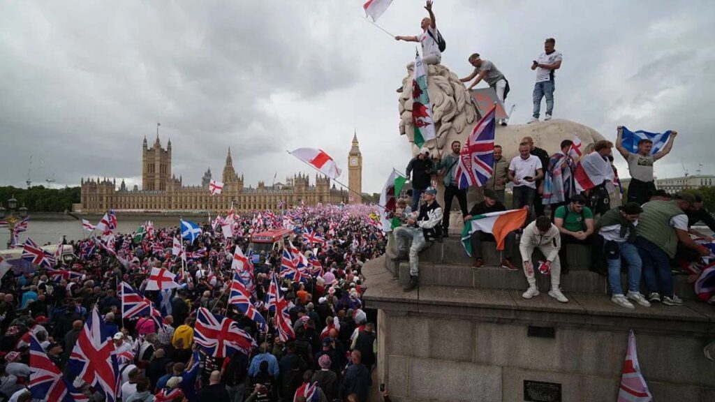 London की सड़कों पर उतरे 1 लाख से ज्यादा लोग, पुलिस पर लात-घूंसों से हमला, जानें वजह