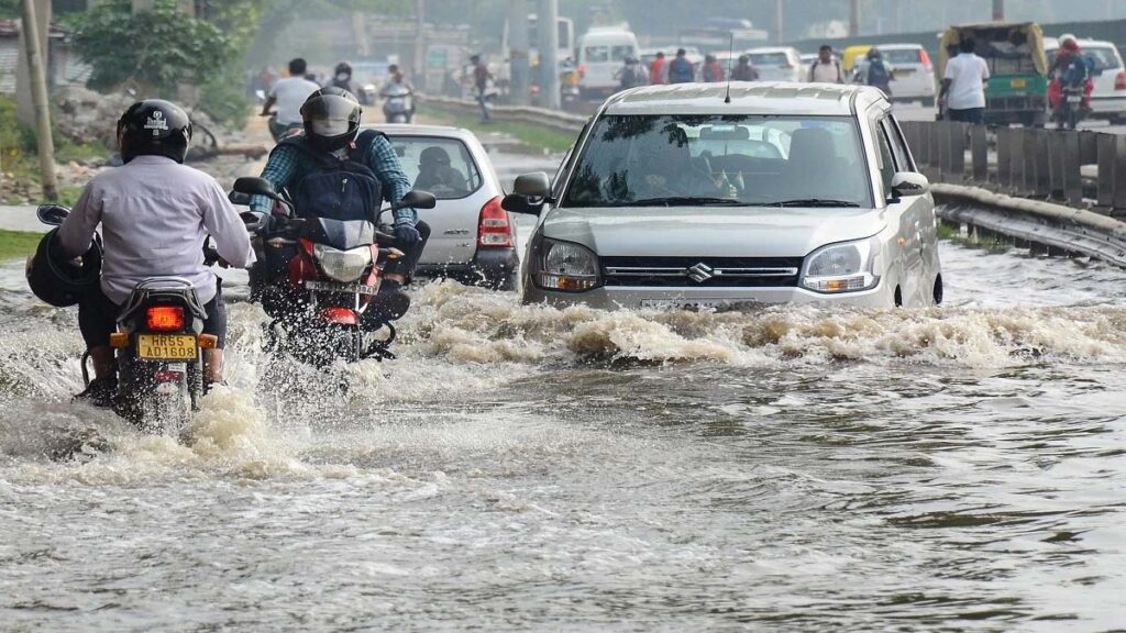 Punjab floods: पंजाब-हरियाणा में भारी बारिश से आफत, नदियां उफान पर, आज भी स्कूल बंद