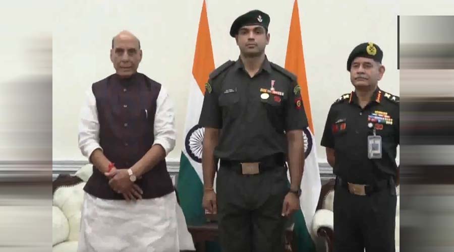 ओलंपिक चैंपियन नीरज चोपड़ा बने भारतीय सेना में लेफ्टिनेंट कर्नल, राजनाथ सिंह ने दी मानद उपाधि