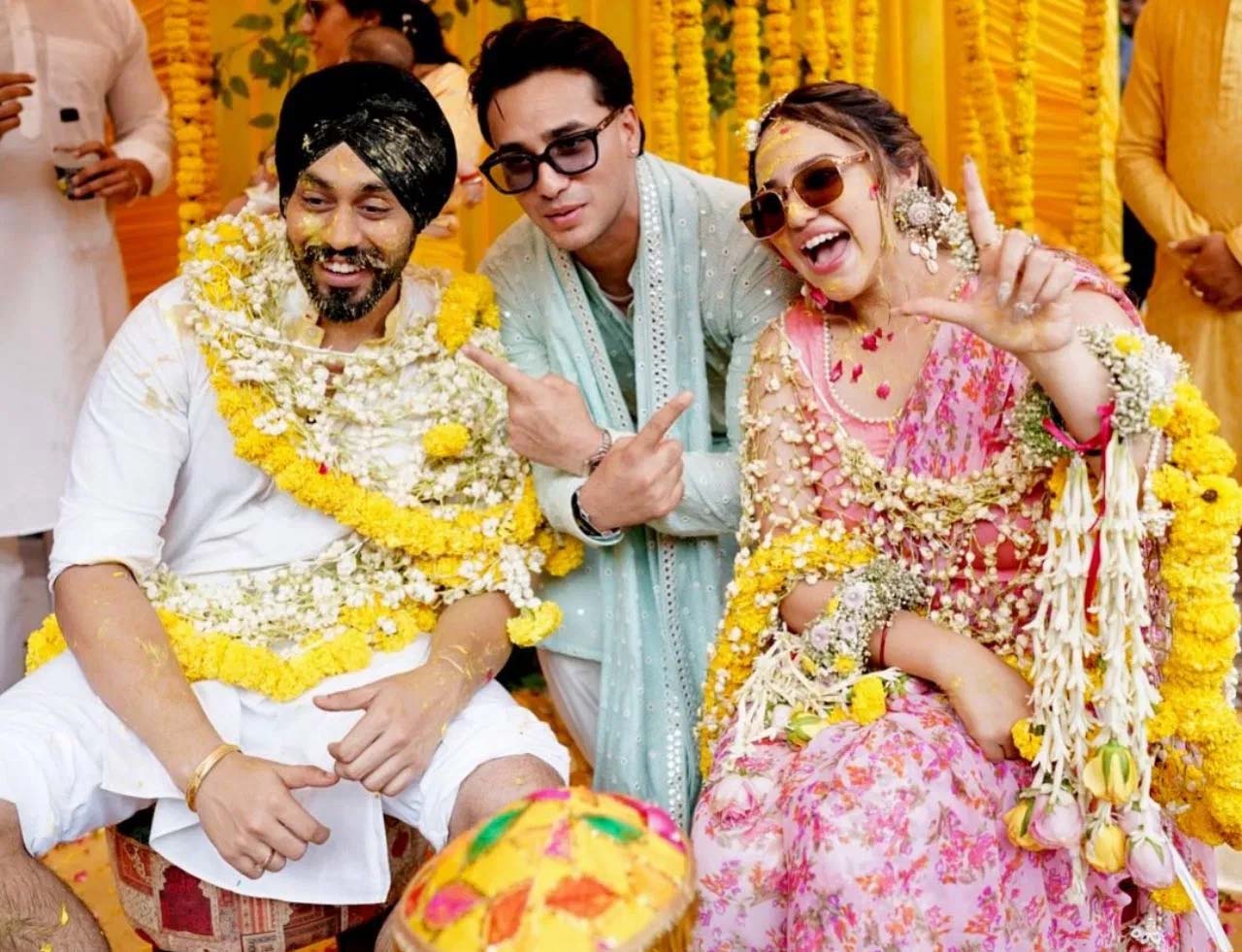 Abhishek Sharma ने बहन कोमल के प्री-वेडिंग लुक्स को किया शेयर, देखें तस्वीरें