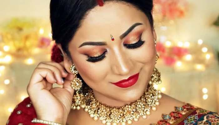 Karwa Chauth पर लाल कपड़ों के साथ कैसा मेकअप करें, जानें टिप्स  