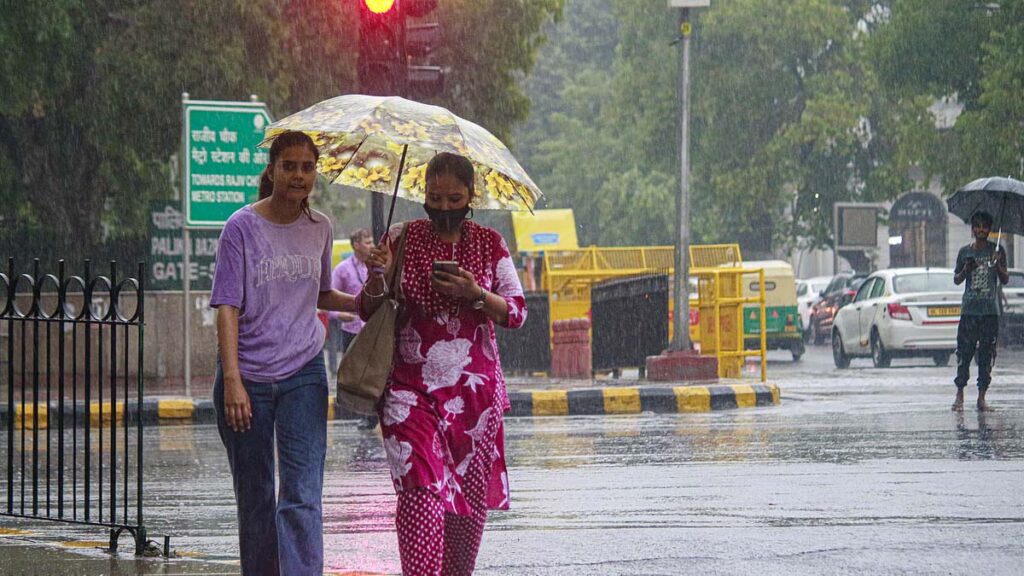 राजधानी वालों सावधान! आज बादल छिप-छिपाई खेलेंगे, UP-बिहार में बारिश का अलर्ट