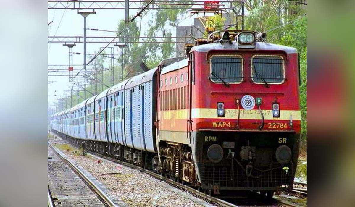 रेलवे ट्रैक पर सेल्फी और रील बनाना पड़ सकता है भारी, रेलवे ने दी सख्त चेतावनी