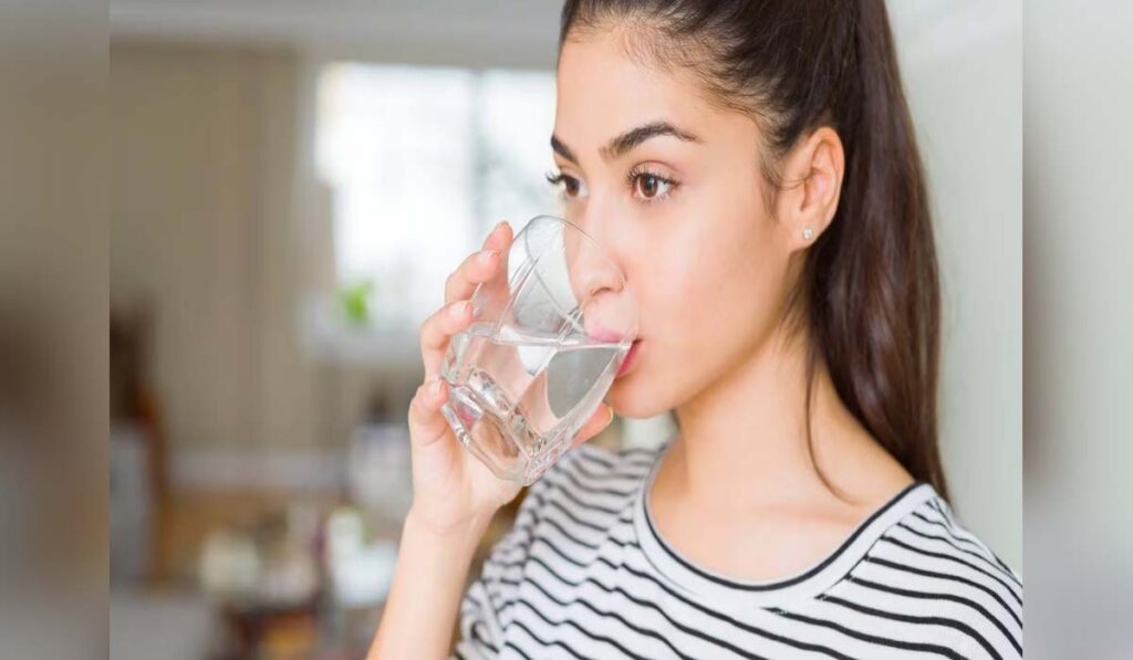 खाना खाने के कितने समय बाद पानी पीना चाहिए? तुरंत पीने से हो सकते हैं ये नुकसान