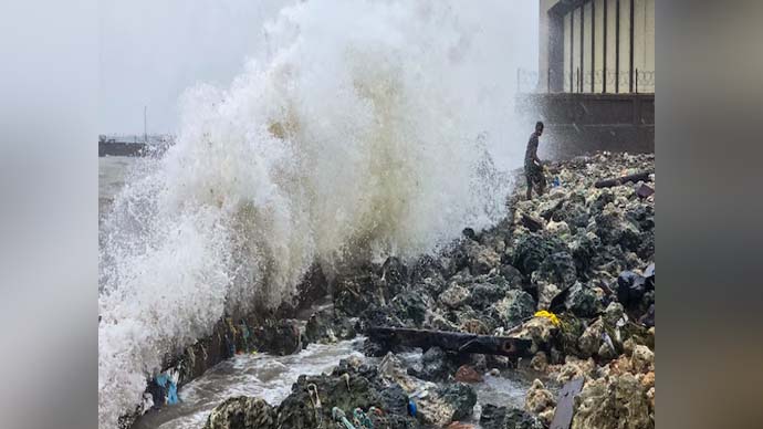 Cyclone Ditwah का असर… तमिलनाडु में लगातार भारी बारिश, स्कूल-कॉलेज बंद