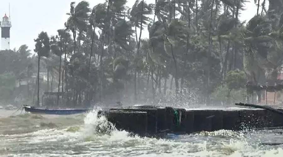 चक्रवात ‘दितवाह’ ने मचाई भारी तबाही… इस जिलों के स्कूल-कॉलेज बंद, अलर्ट जारी