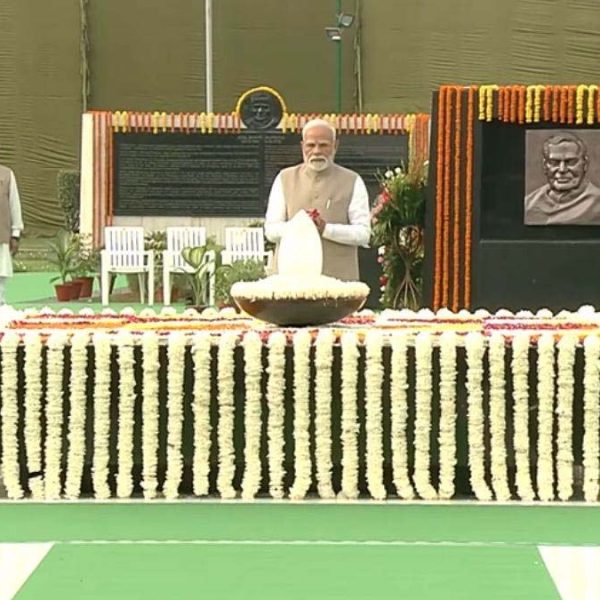 आज पूर्व प्रधानमंत्री वाजपेयी की पुण्यतिथि, सदैव अटल पहुंच PM मोदी ने किया पुष्पांजलि अर्पित