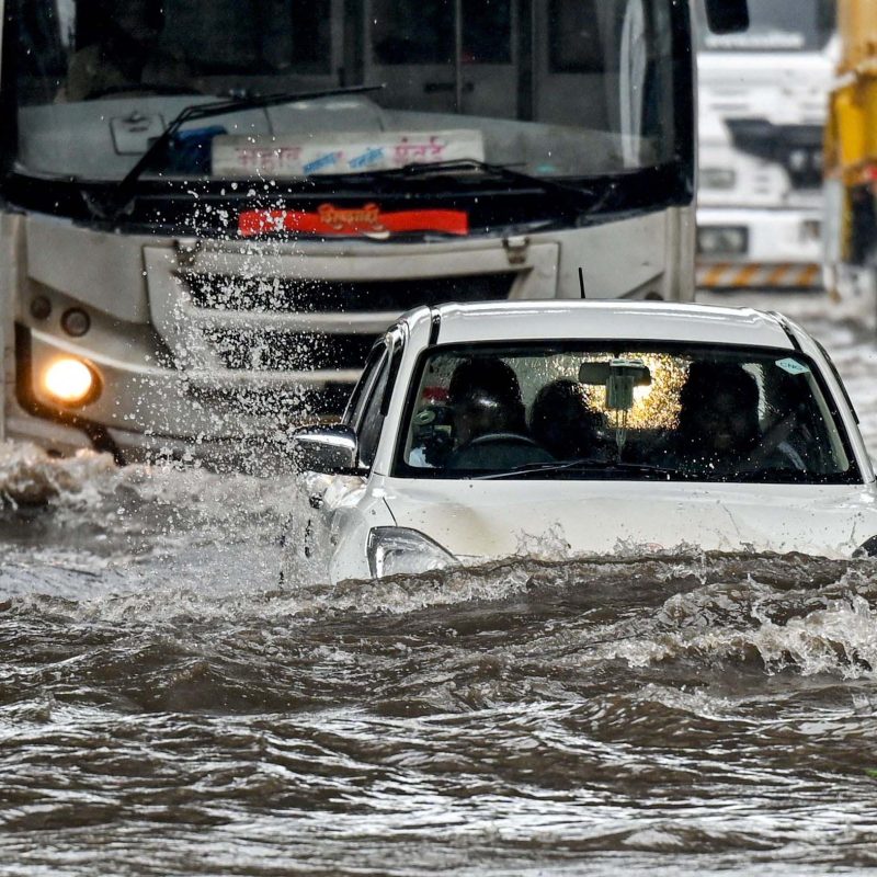 Mumbai Rains: मुंबई में आसमान से बरस रही आफत, स्कूल-कॉलेज बंद…