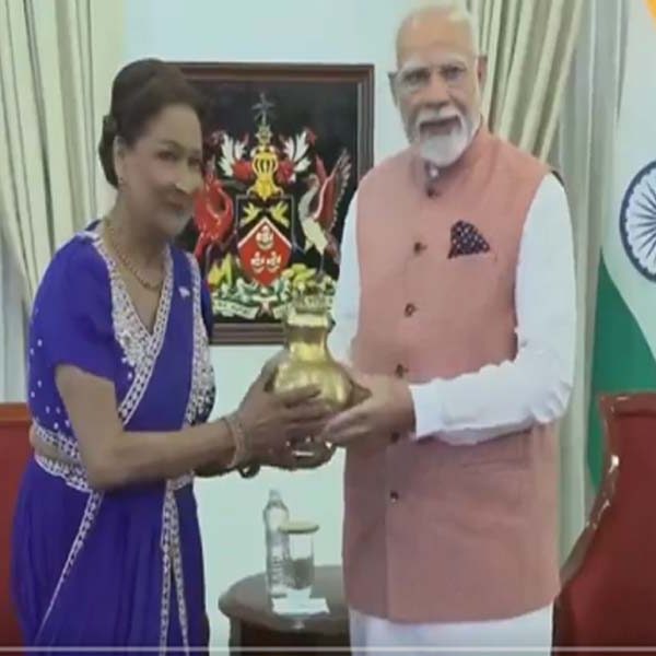 PM मोदी ने त्रिनिदाद और टोबैगो में कमला बिसेसर को दिया महाकुंभ और सरयू नदी का पवित्र जल