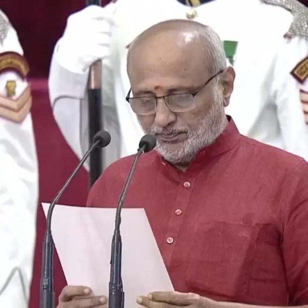 राधाकृष्णन ने ली उपराष्ट्रपति पद की शपथ, धनखड़ भी रहे मौजूद