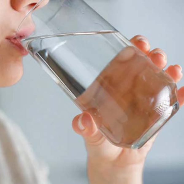Health News : बासी मुंह पानी पीने पर शरीर को मिलते हैं अनेक फायदे,  जानें कितने गिलास पीये पानी
